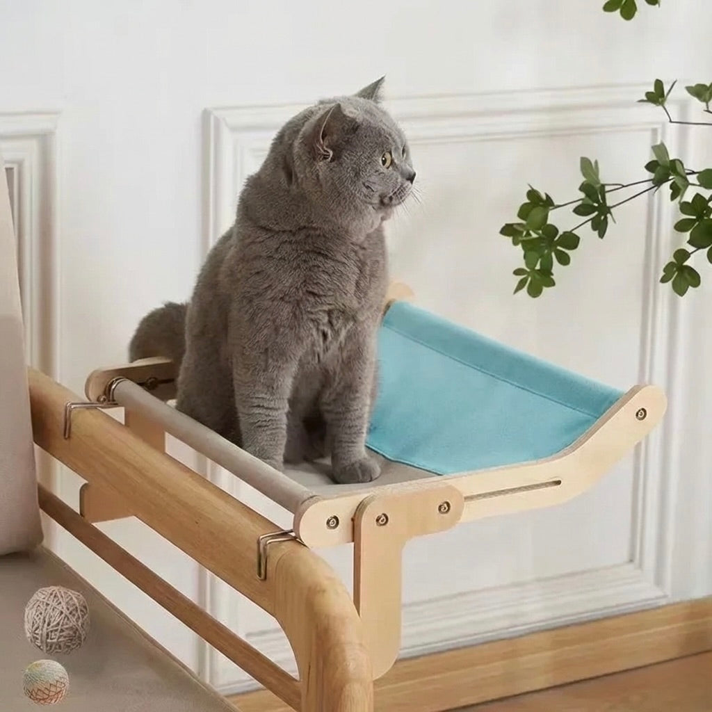 Hamac multi-supports pour chat HammiePets avec crochets pour fenêtre, capacité de 18 kg, en tissu confortable et résistant.