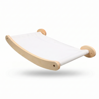 Hamac mural pour chat HammiePets, module suspendu avec pin massif, idéal pour confort et divertissement félin.