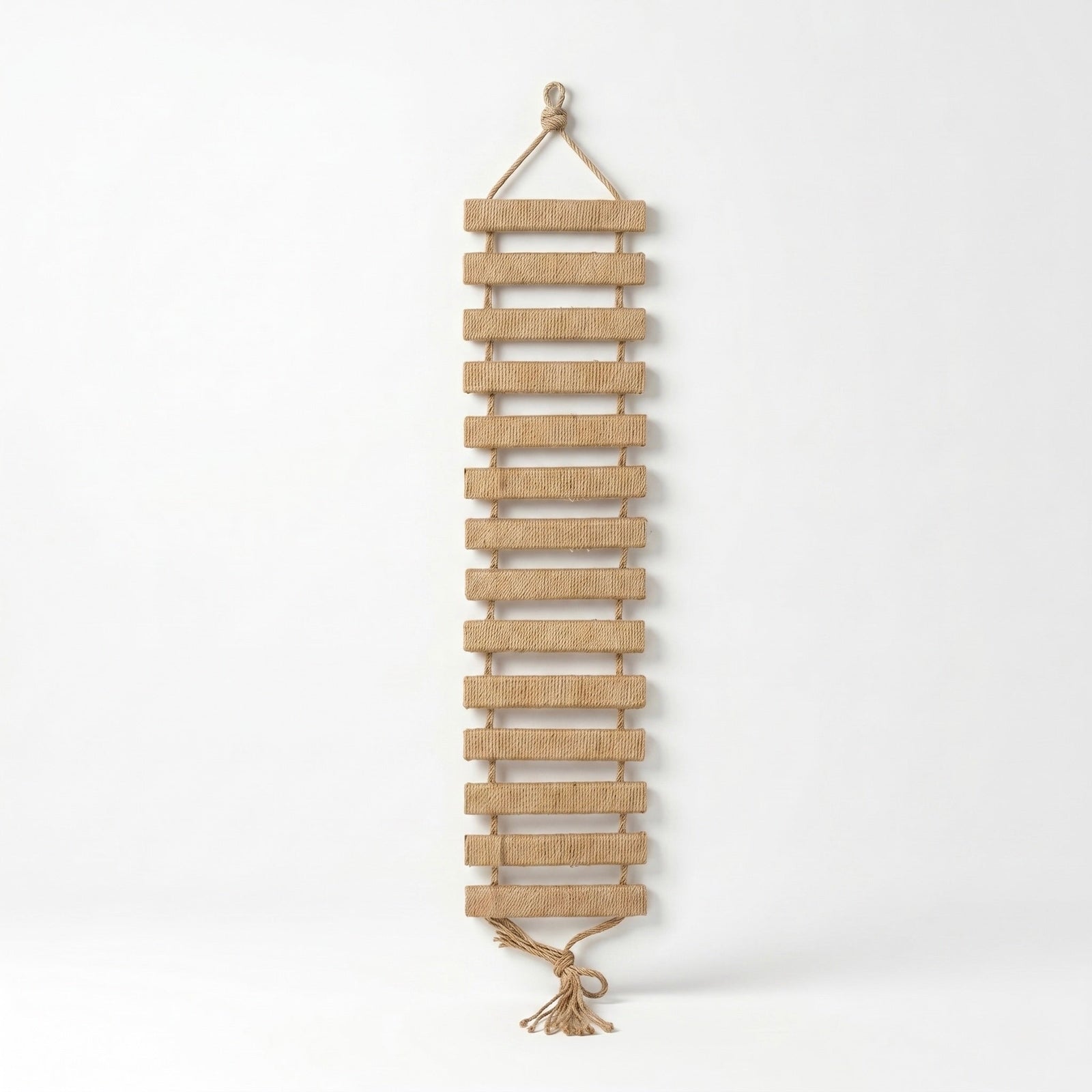 Échelle murale en bois de 1m pour chat, module pin massif de la marque HammiePets, fixation murale robuste et élégante.
